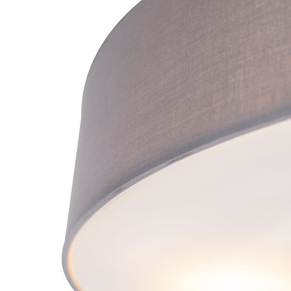 Nahaufnahme eines grauen Lampenschirms aus Textil mit feiner Gewebestruktur.