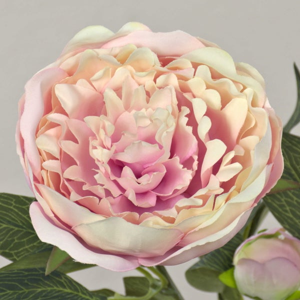 Künstlicher Pfingstrosenzweig mit zwei rosa Blüten, einer Knospe und grünen Blättern.