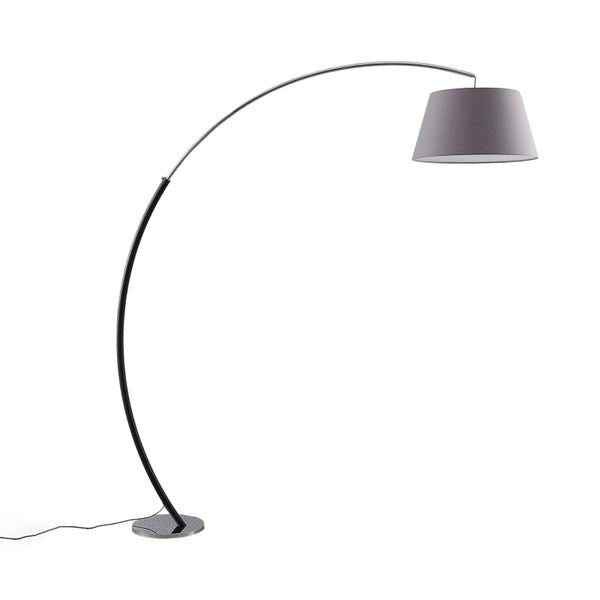 Bogenlampe mit gebogenem Metallgestell und grauem Stoffschirm.