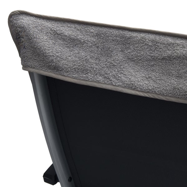 Detailansicht einer Liege mit Handtuchauflage