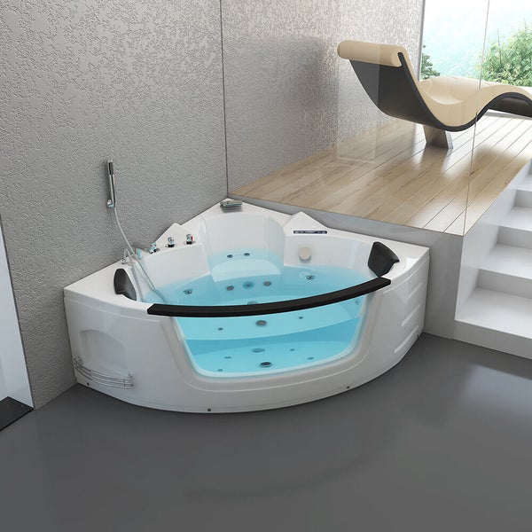 Eckwhirlpool mit Sichtfenster und integrierten Nackenkissen in einem modernen Badezimmer mit Holzpodest und Entspannungsliege.