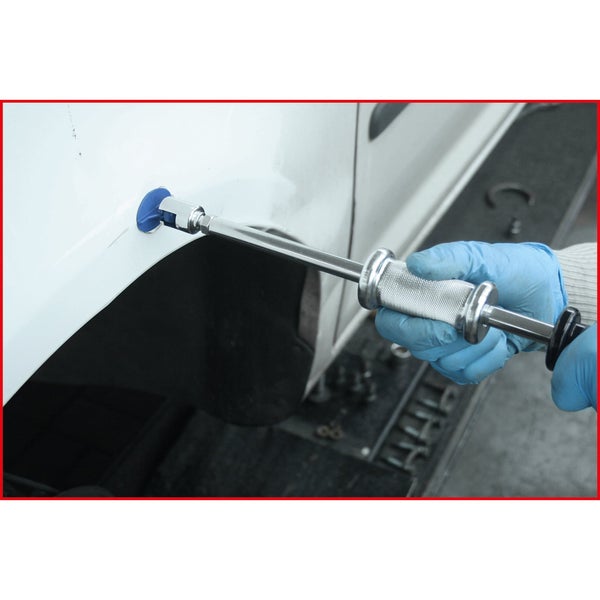 Dellenlifter im Einsatz an einem Auto