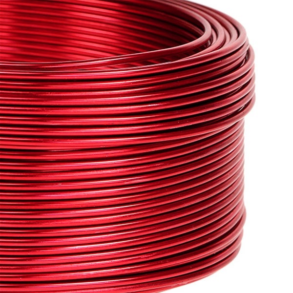 Roter Basteldraht aus Aluminium auf einer Rolle gewickelt.