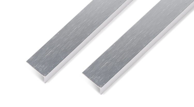 Zwei Aluminium L-Profile mit gebürsteter Oberfläche zur Kantenabdeckung oder als Konstruktionselement.