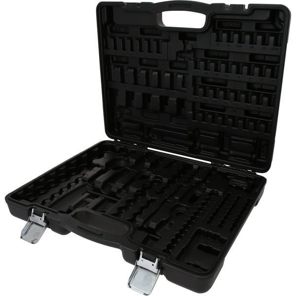 Geöffneter Ölfilter mit Werkzeug und ausgelaufenem Öl