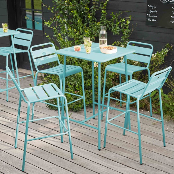 Modernes Garten-Bar-Set aus türkisblauem Metall bestehend aus einem hohen Tisch und passenden Barhockern auf einer Holzterrasse.