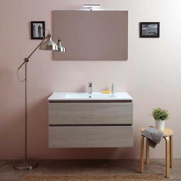 Badezimmer mit Waschtischunterschrank, Spiegel und Beleuchtung