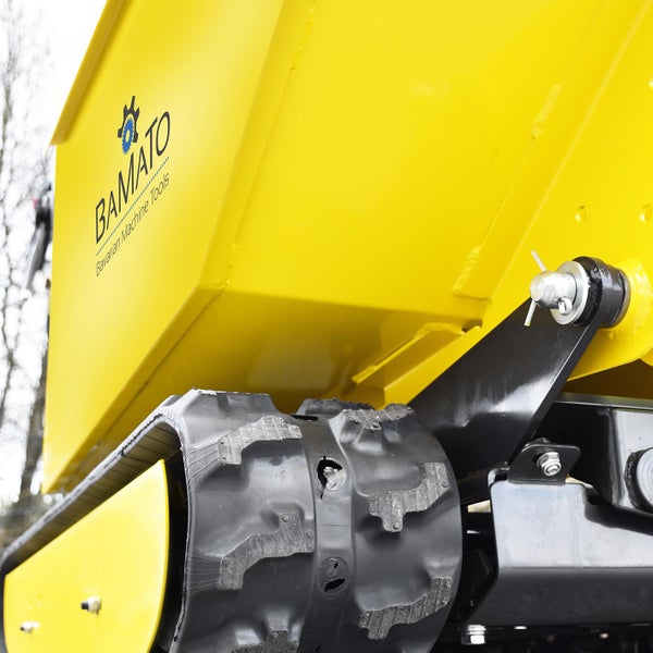 Detailansicht einer gelben Motorschubkarre mit Kettenlaufwerk und Bamato Logo.