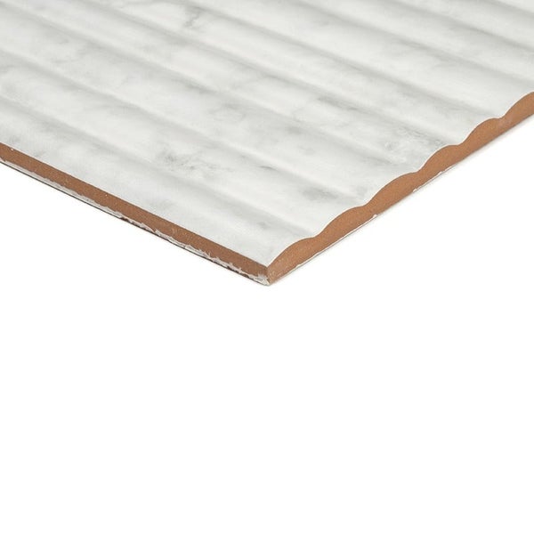 Wandfliese mit wellenförmiger Oberflächenstruktur und Marmoroptik