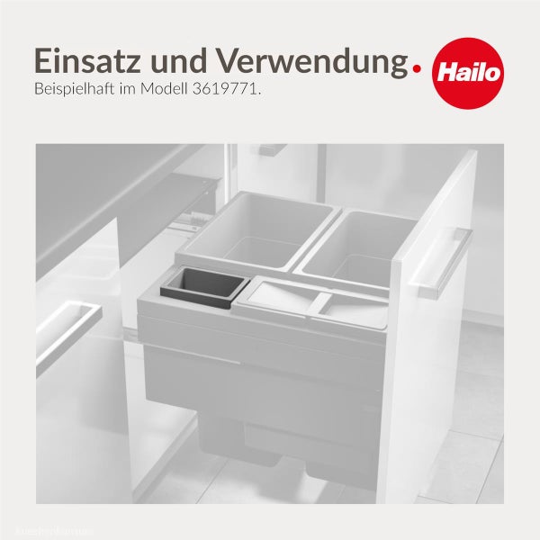 Hailo Logo. Beispielhafte Anwendung eines ausziehbaren Mülltrennsystems mit mehreren Behältern in einem Küchenunterschrank.
