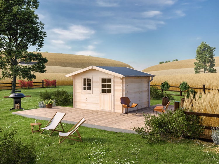 Gartenhaus aus hellem Holz mit Satteldach, Fenster und Tür auf einer Holzterrasse in einer Gartenlandschaft mit Liegestühlen und Grill.