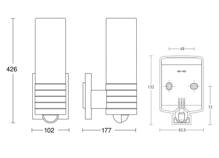 Badezimmer mit Waschbecken, Armatur und Spiegel mit Smartphone und Fernbedienung zur Steuerung der Spiegelfunktionen
