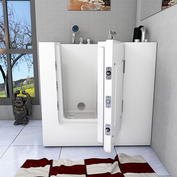 Begehbare Badewanne mit offener Tür, Armatur und Duschkopf in hellem Badezimmer
