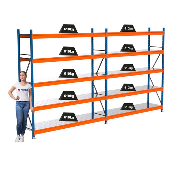 Vollständig beladenes Schwerlastregal mit Frau als Größenvergleich