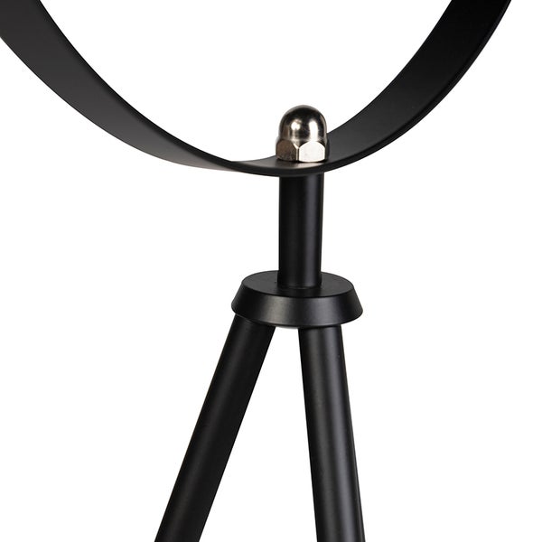 Detailansicht einer schwarzen Stativlampe mit silberfarbener Schraube