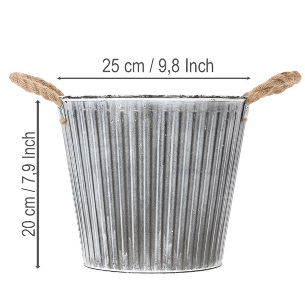 Zink-Pflanztopf mit Seilgriffen und geriffelter Oberfläche. Durchmesser 25 Zentimeter, Höhe 20 Zentimeter.