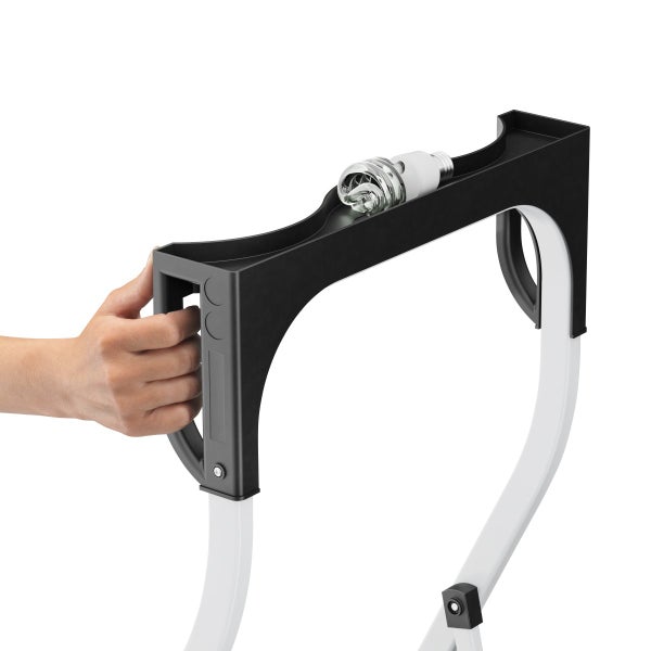 Person hält Handlampe in Lampenhalterung