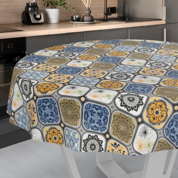 Runde Tischdecke mit Fliesen-Mosaik-Muster, floralen und geometrischen Motiven, in einer modernen Küche auf einem Tisch präsentiert.