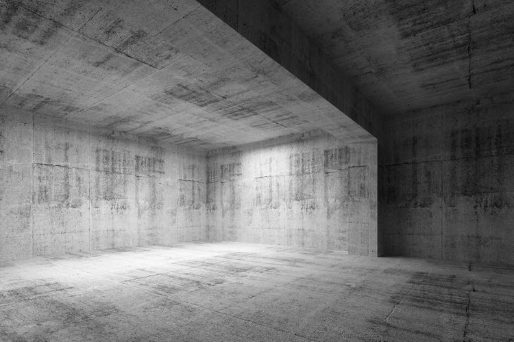 Leerer Raum mit Sichtbetonwänden und Betondecke im minimalistischen Industriestil.