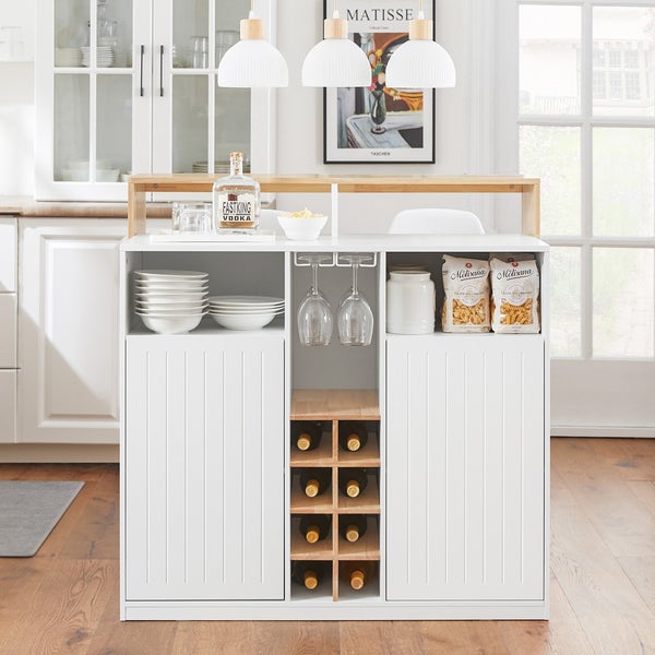 Kücheninsel mit Stauraum für Geschirr, Gläser, Wein und Lebensmittel in einem hellen Küchendesign.