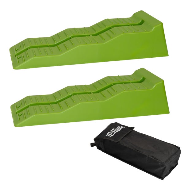 Zwei grüne Auffahrkeile mit einer schwarzen Tragetasche