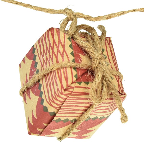 Geschenk mit Muster und Juteschnur
