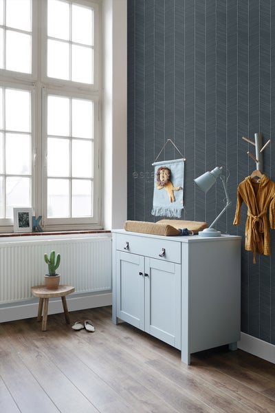 Helles Zimmer mit Fenster, Kommode, Dekoration und Tapete mit Zickzackmuster