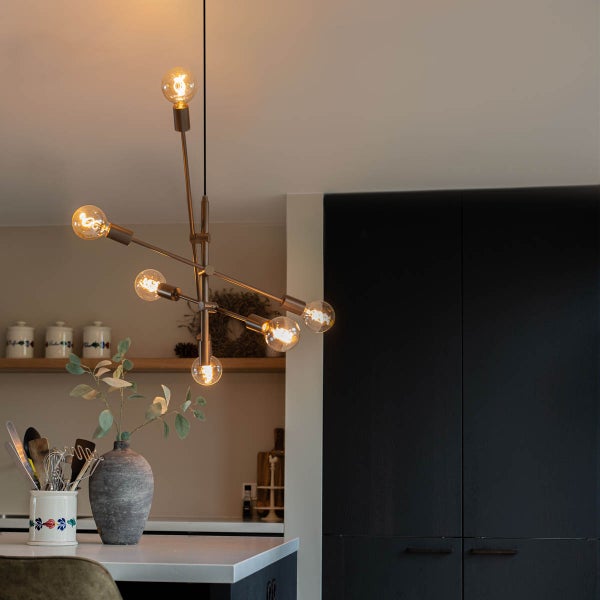 Moderne Küche mit einer Hängelampe mit mehreren Leuchten