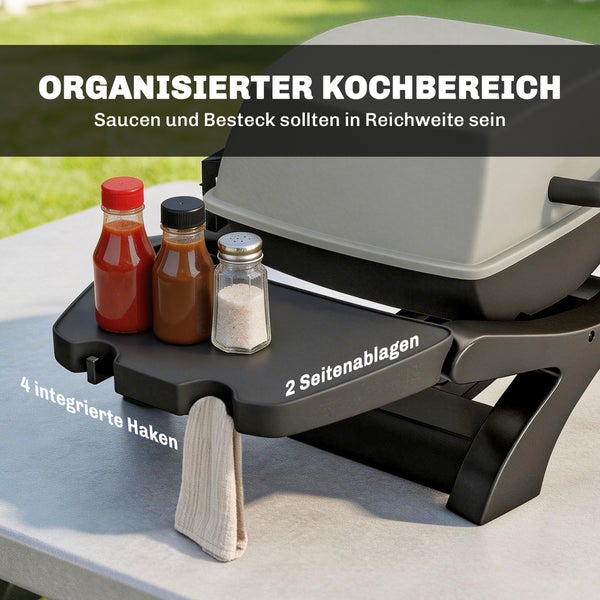 Kompakter Grill mit Seitenablage für Saucen und Gewürze sowie integrierten Haken für Grillzubehör.