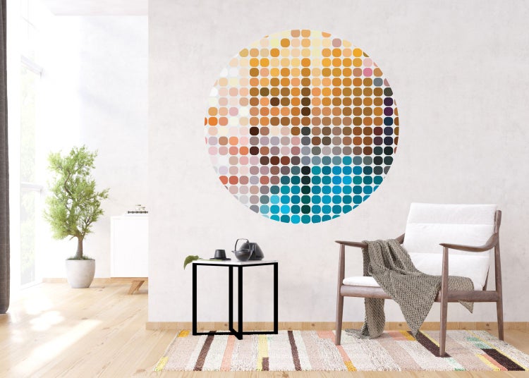 Wohnraum mit Sessel, Tisch und Wandtattoo mit Punktmuster