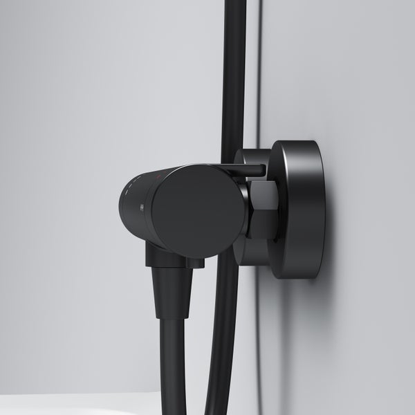 Detailansicht eines schwarzen Armaturengriffs mit Eco-Funktion zum Wassersparen.