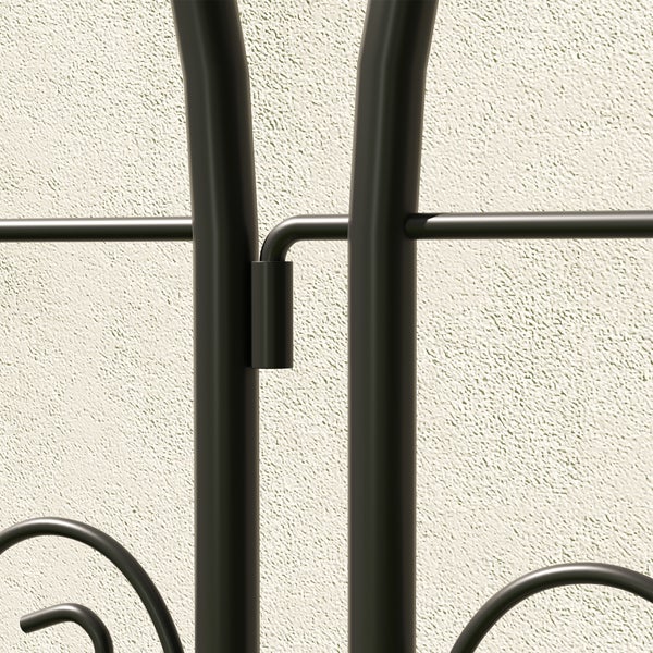 Detailansicht der Steckverbindung einer Gartenrankhilfe aus Metall.