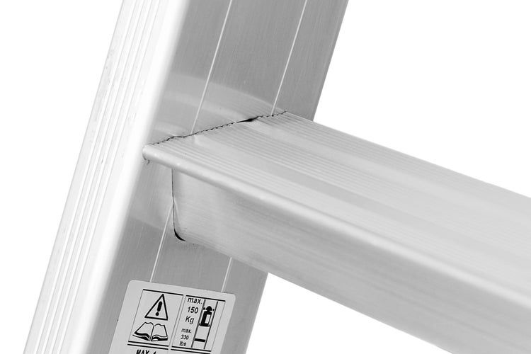 Detailansicht einer Aluminiumleiter mit Sicherheitshinweisen und maximaler Traglastangabe