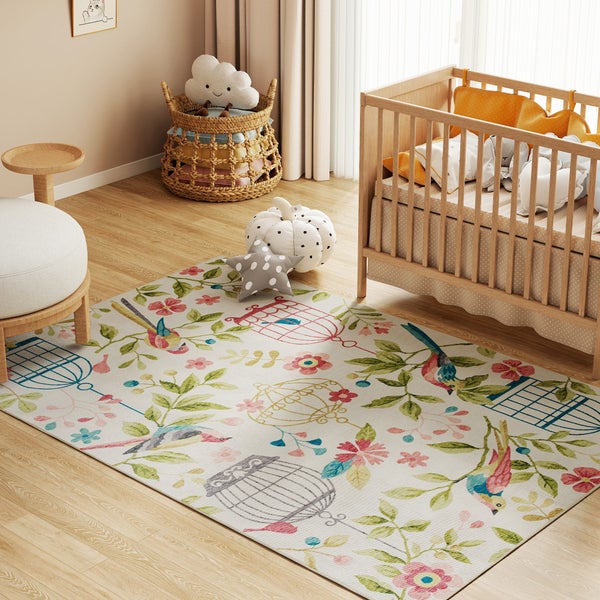 Kinderteppich mit Vögeln, Blumen und Vogelkäfigen in einem hellen Kinderzimmer mit Holzgitterbett und Parkettboden.