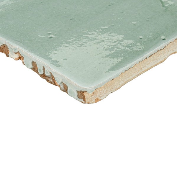 Quadratische Wandfliese mit glasierter Oberfläche und unregelmäßigen Kanten in Handformoptik.