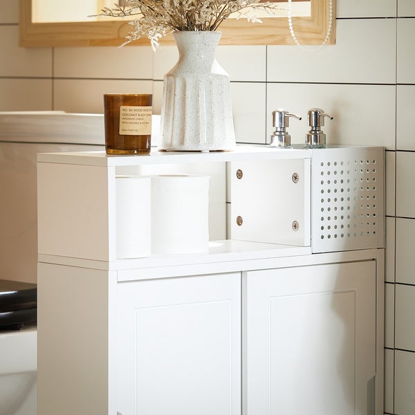 Weißer Badezimmerschrank mit zwei Türen, Ablagefläche, Dekoration und Badezimmerutensilien.