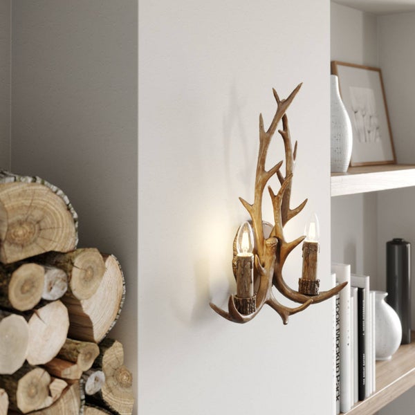 Wandleuchte im Geweihdesign mit zwei Leuchten für rustikale Innenräume