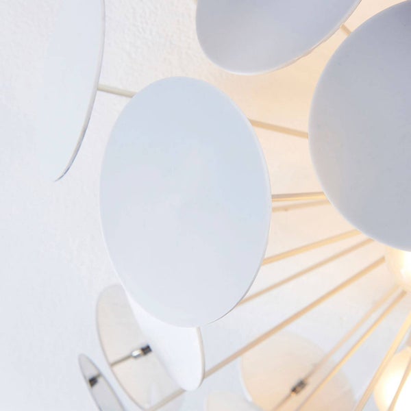 Nahaufnahme einer Leuchte mit runden weißen Scheiben an strahlenförmig angeordneten Stäben.