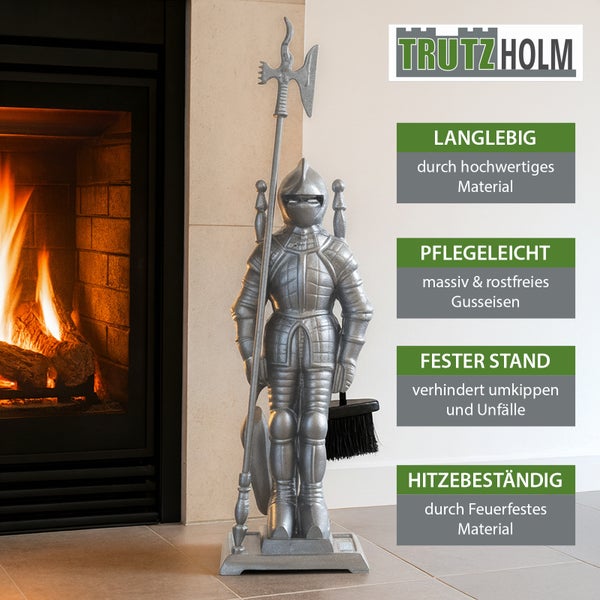Kaminbesteck im Ritterdesign aus Gusseisen neben einem Kamin