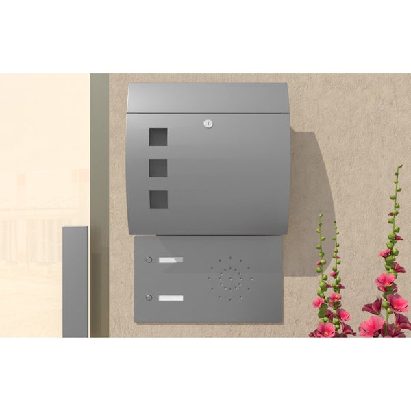 Briefkasten mit Sprechanlage aus Metall an der Hauswand