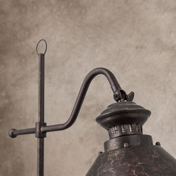 Detailaufnahme einer Vintage-Stehlampe mit Metallgestell und Lampenschirm