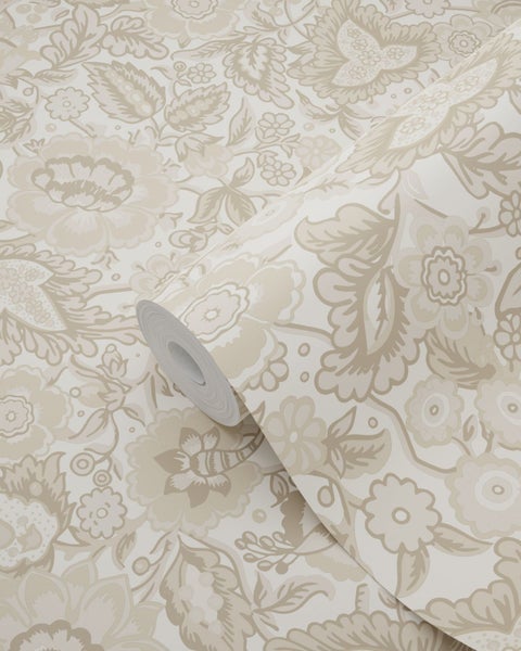 Beigefarbene Vliestapete mit floralem Ornamentmuster und Blumenmotiven.