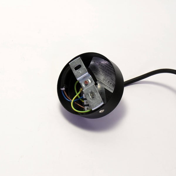 Innenansicht einer schwarzen Deckenleuchte mit elektrischen Anschlüssen und Kabel.