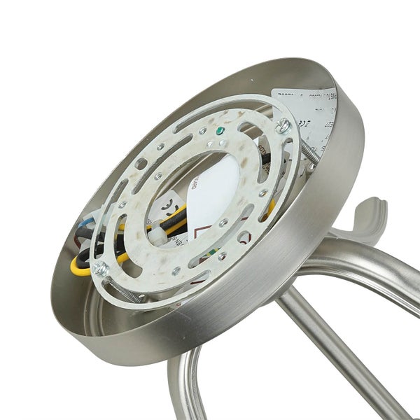 Detailansicht einer Deckenleuchte aus Metall mit sichtbarer Verkabelung und Befestigungselementen.