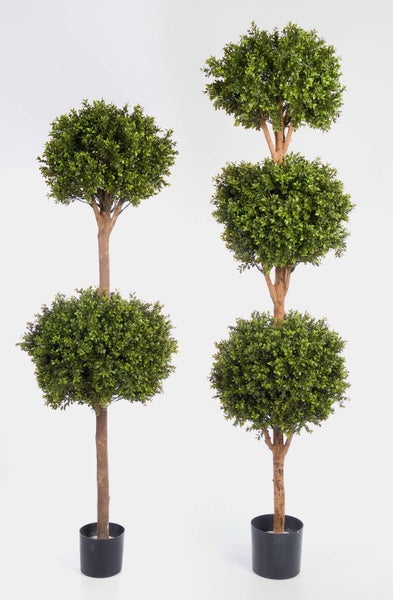 Künstliche Buchsbaum-Topiary-Bäume in schwarzen Töpfen, eine Variante mit zwei und eine mit drei grünen Blattkugeln.