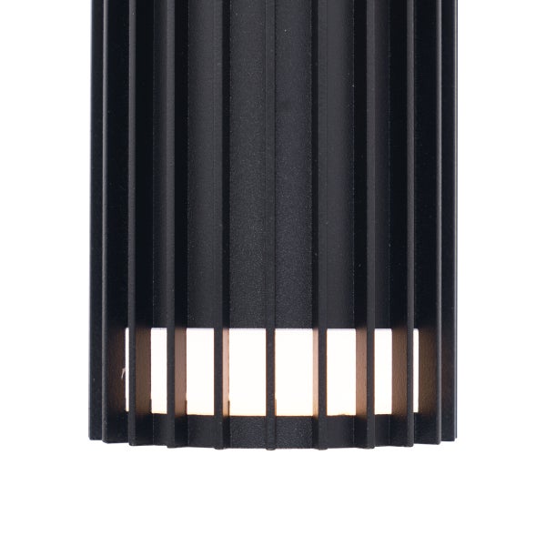 Schwarze Außenwandleuchte mit vertikalen Rippen und integriertem Lichtaustritt.