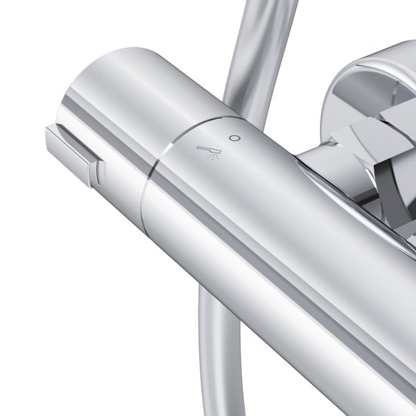 Detailansicht eines verchromten Thermostatgriffs für Duscharmaturen mit Handbrausesymbol.