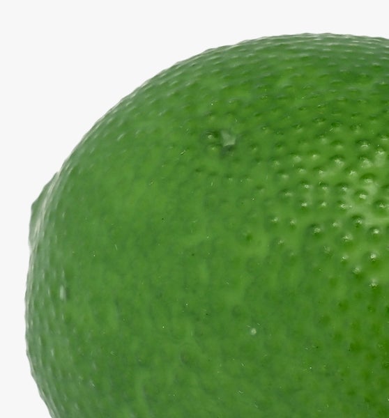 Nahaufnahme einer grünen Limette mit strukturierter Schale.