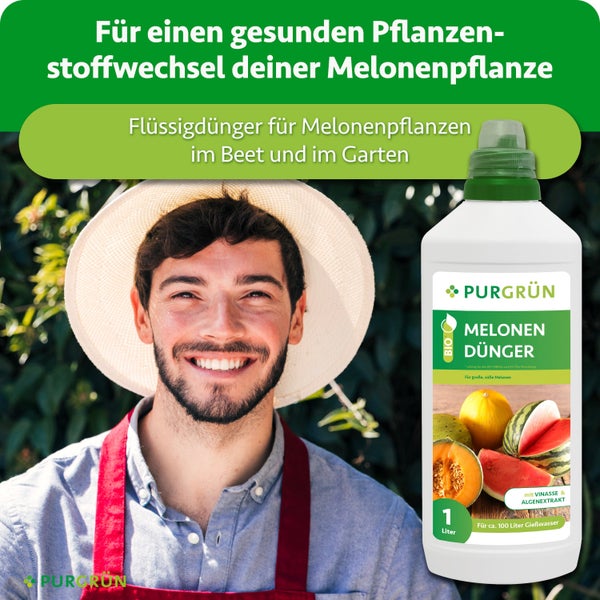 Eine Flasche Purgrün Bio Melonen Dünger mit 1 Liter Inhalt für gesundes Pflanzenwachstum bei einem lächelnden Gärtner.