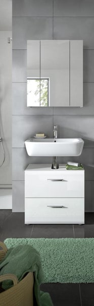 Modernes Badezimmer mit weißem Waschtischunterschrank, Keramikwaschbecken, Chrom-Armatur und dreitürigem Spiegelschrank vor Fliesenwand.